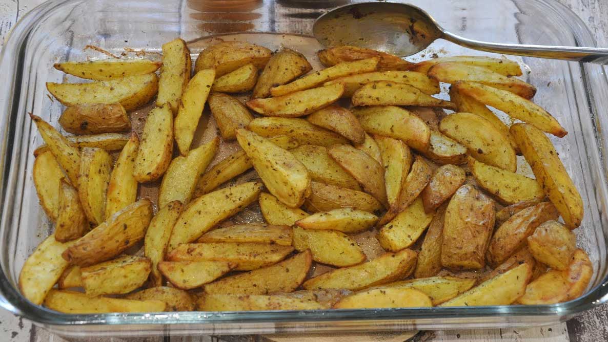 Cartofi grecești la cuptor - Așa se prepară cei mai gustoși cartofi