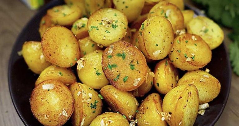 Cum să preparați cartofi rumeniți perfect cu unt și usturoi? Amintiți-vă acest truc și NICIODATĂ nu veți mai face cartofi altfel!
