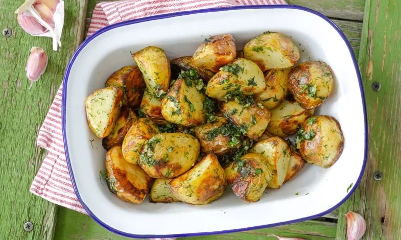 Sunt gata în 10-15 minute – Cartofi noi cu usturoi
