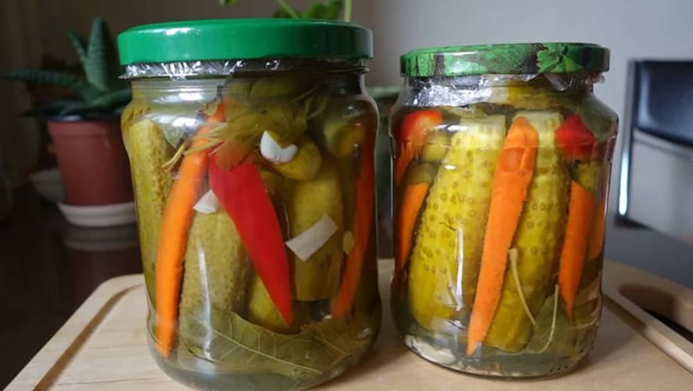 Castraveți crocanți la borcan cu ardei gras și morcov - o rețetă simplă ce merită încercată