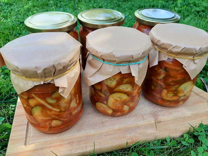 Castraveți în sos de roșii la borcan - Trebuie să încerci rețeta