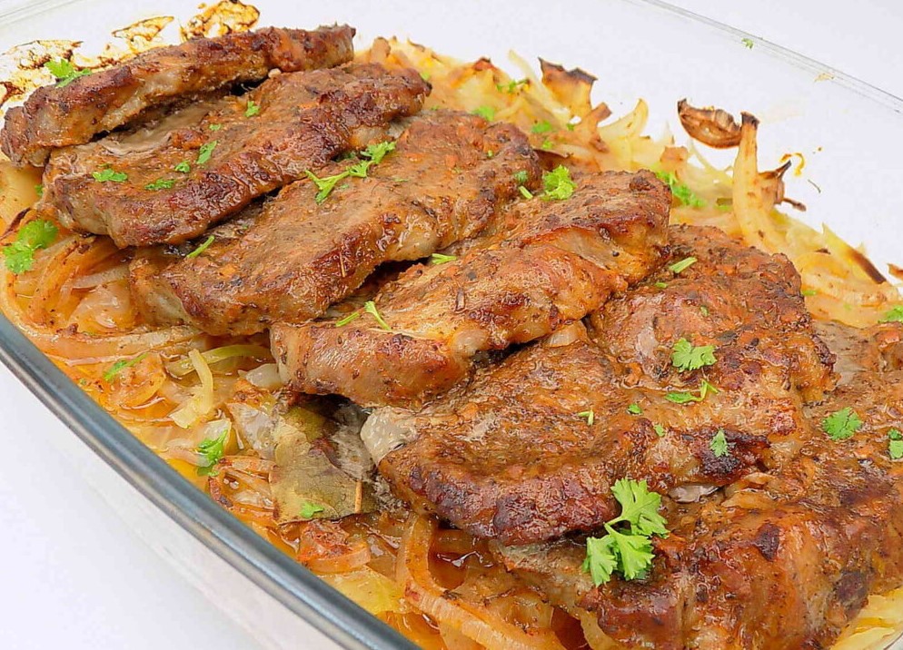 Ceafă de porc cu ceapă și usturoi la cuptor - o mâncare delicioasă și ușor de preparat