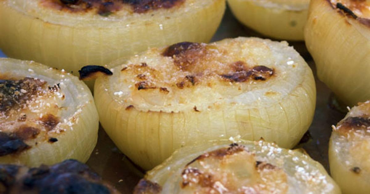 Remediu simplu de la Lidia Fecioru: taie o ceapă în două și bag-o la cuptor