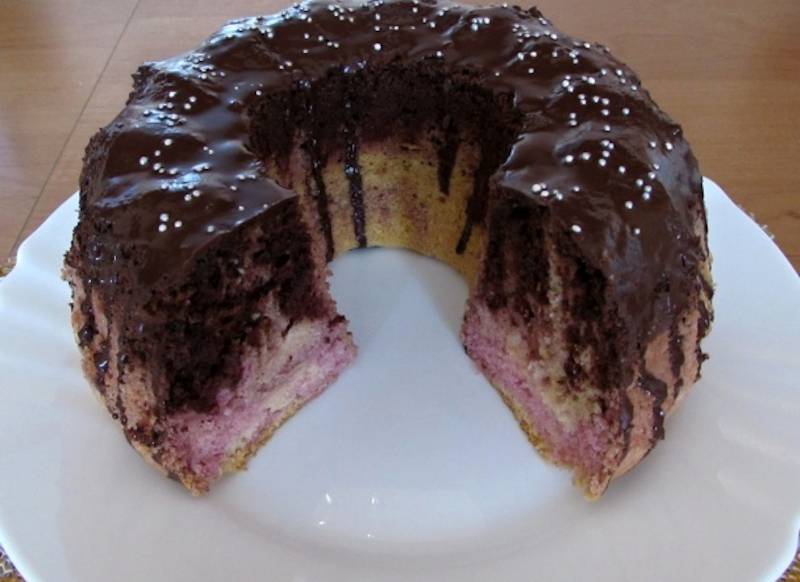 Chec rotund cu budincă de zmeură și vanilie. Un desert aromat și gustos.