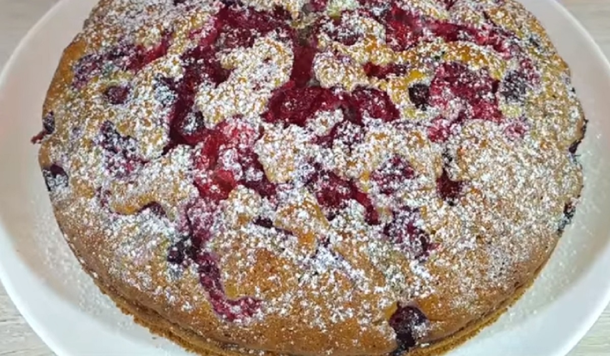 Prăjitură delicioasă cu zmeură și smântână - O pufoșenie pe gustul tuturor