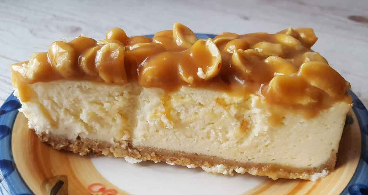 Cheesecake cu alune și topping de caramel - o rețetă de cofetarie. Cu ingrediente de casă!