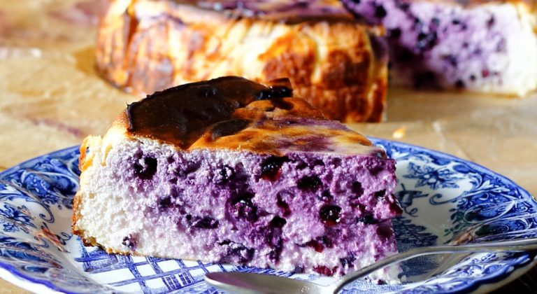 Prăjitură cu brânză și afine