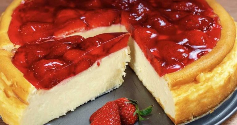 Prăjitură pufoasă cu brânză și jeleu de căpșuni: Un desert incredibil de fin și delicios