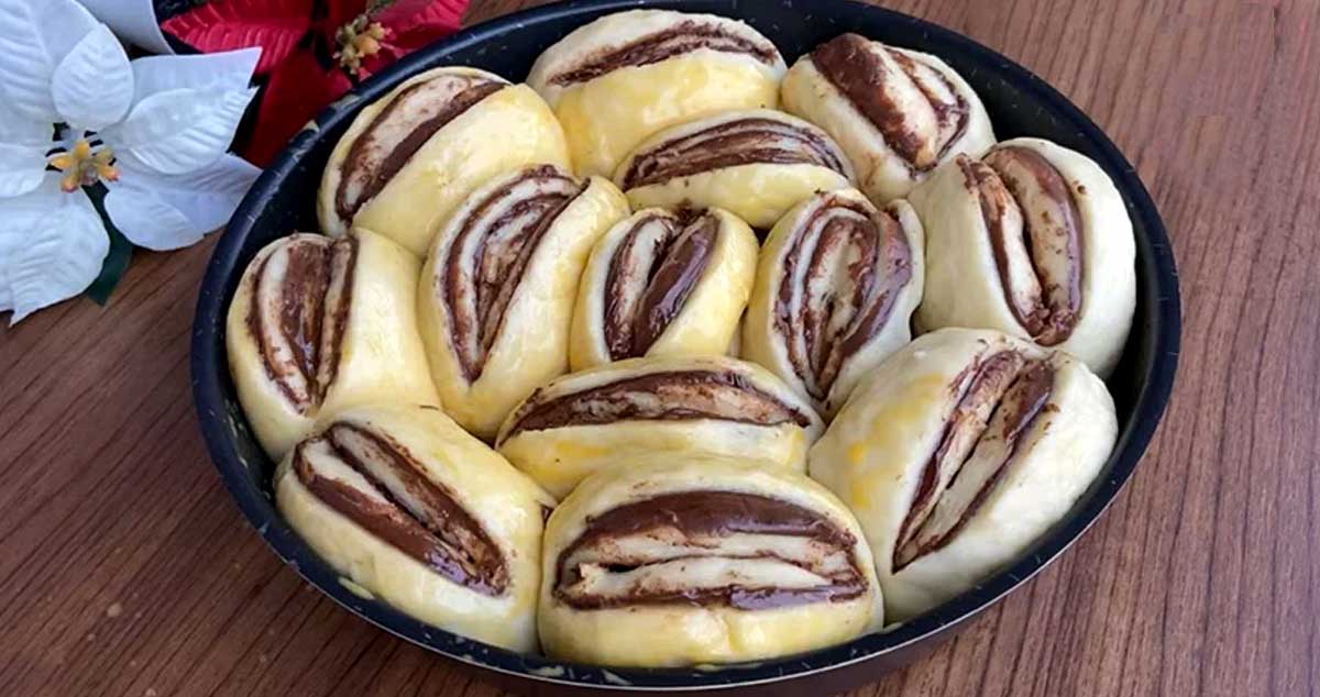 Rețeta de Chifle Super Pufoase Umplute cu Ciocolată: Irezistibil de Bune