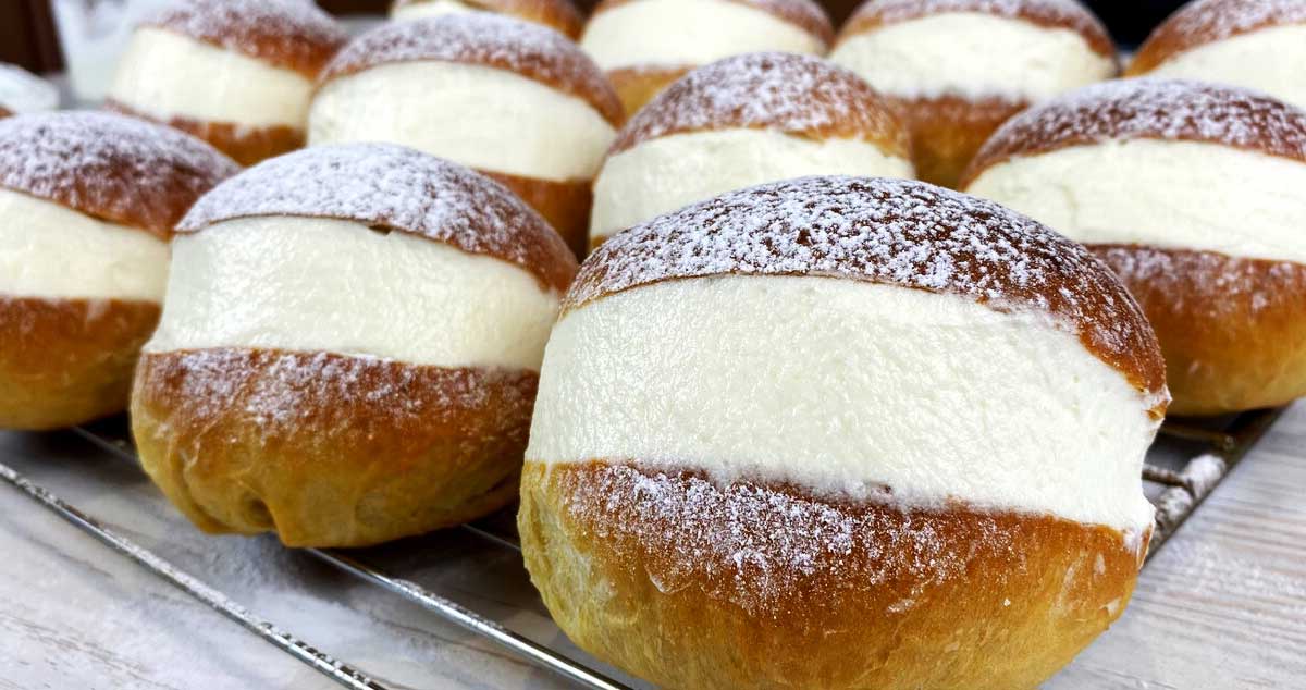 Chifle dulci umplute cu cremă fină – un desert absolut delicios