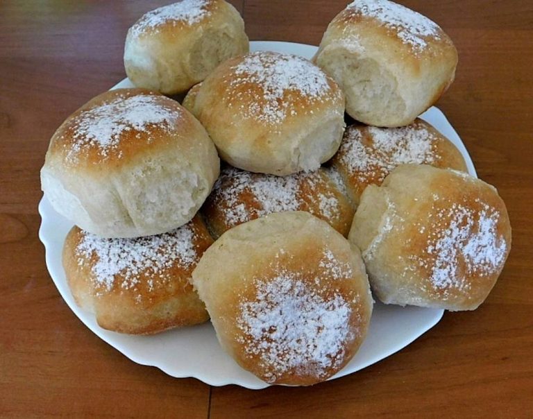 Chifle umplute cu brânză și ciocolată. Sunt moi și gustoase.