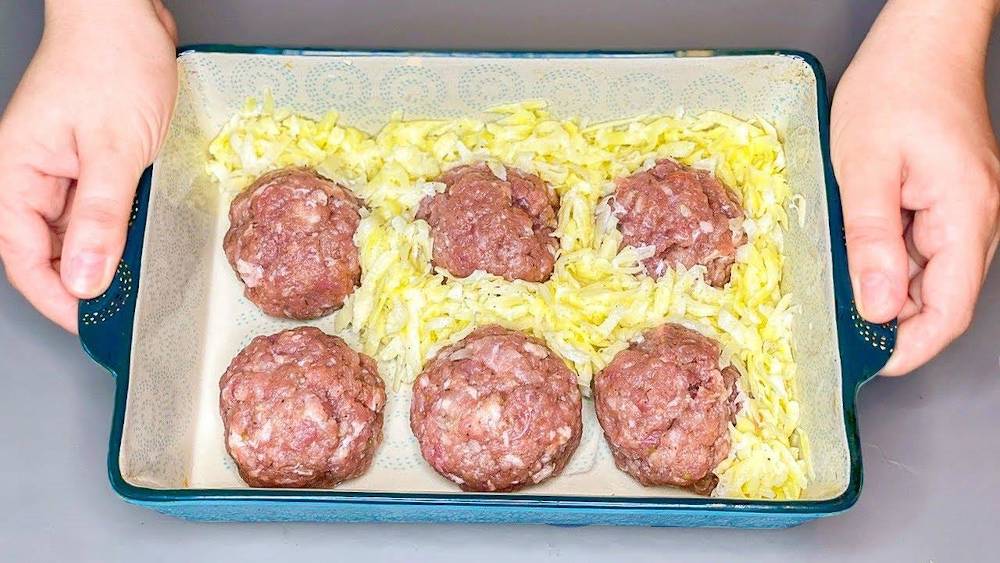 Chiftele cu cartofi rași la cuptor - o cină delicioasă