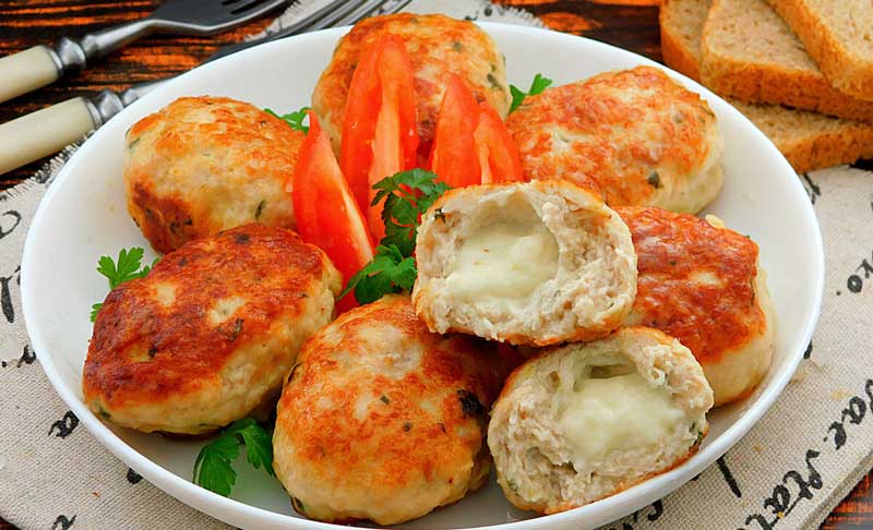 Chiftele de pui umplute cu mozarella: gata în 25 de minute și foarte gustoase