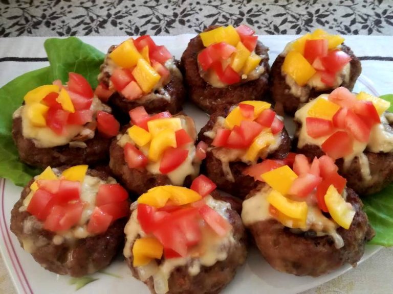 Chiftele umplute cu ciuperci. Sunt foarte gustoase și arată foarte bine.