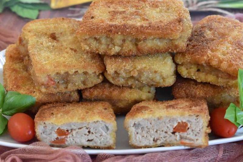 Chifteluțe pătrățoase învelite în foi de napolitană - un mod diferit de a găti carnea de porc tocată