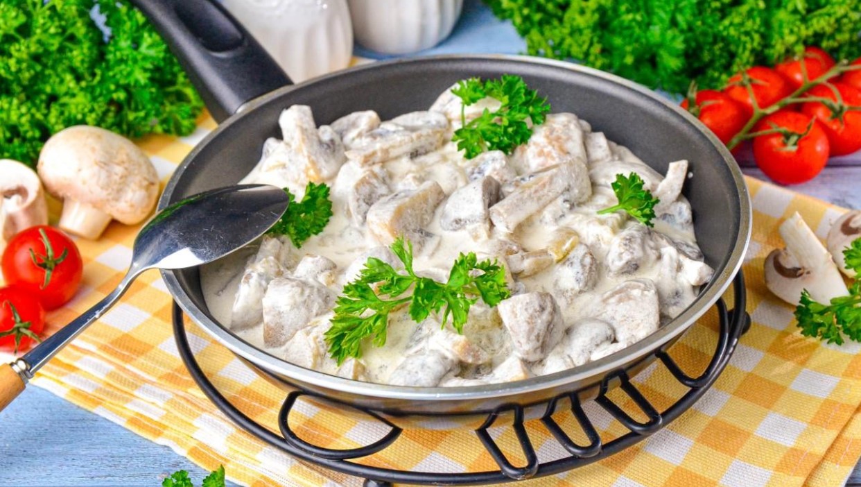 Ciulama de pui cu ciupercuțe - Nu uita de mămăliguță!