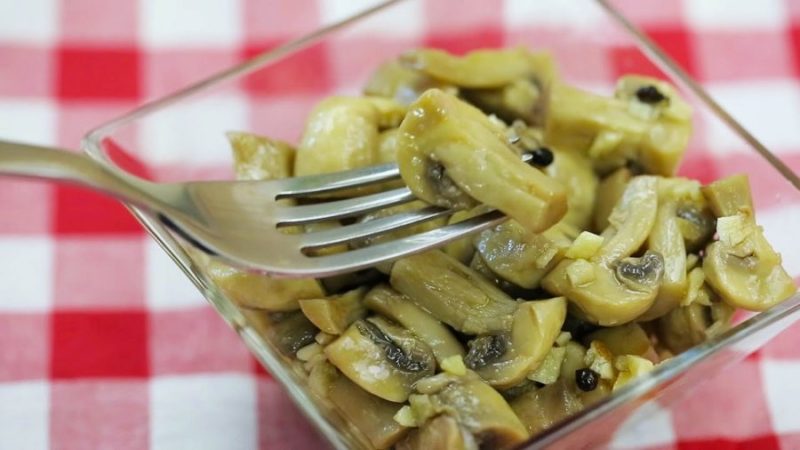 Ciuperci champignon marinate. Sigur n-ai mai mâncat așa ceva!