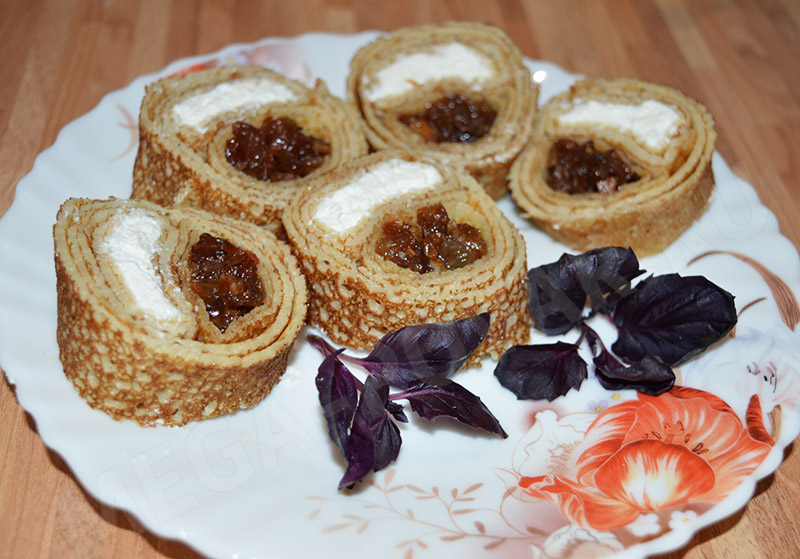 Rulouri de clătite cu brânză și stafide - o delicatesă apreciată atât de copii