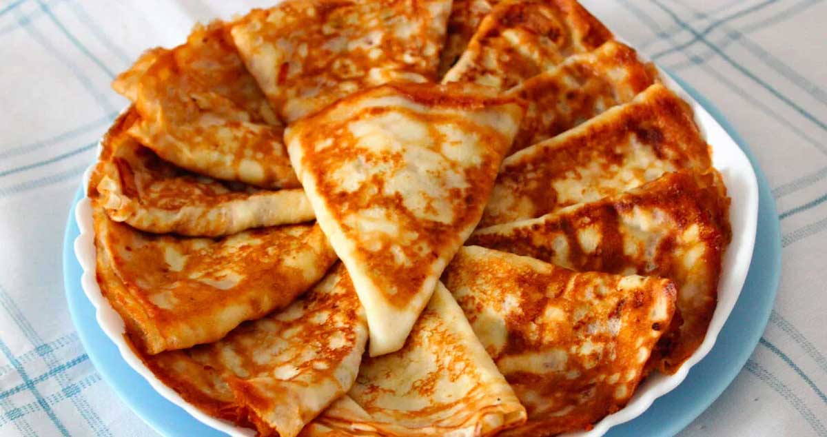 Clătite moi cu brânză și ceapă: o umplutură delicioasă