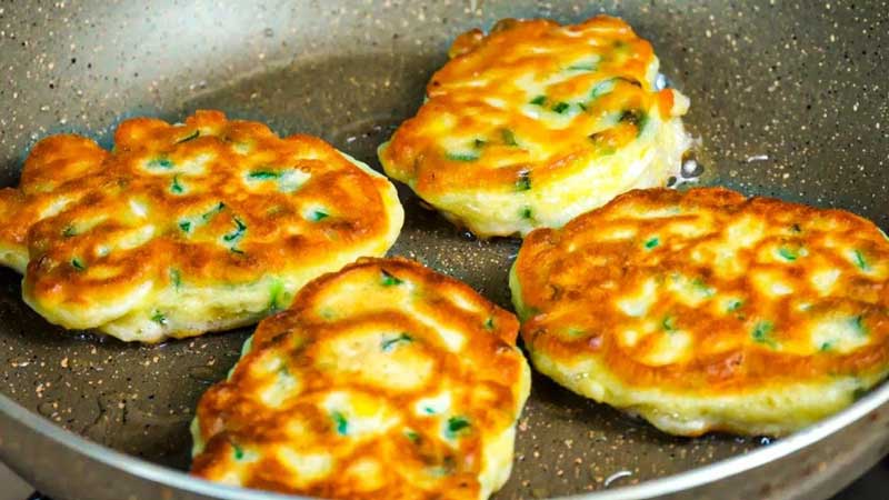 Sigur nu ai mai mâncat așa ceva bun niciodată – clătite leneșe cu ceapă verde și ouă fierte