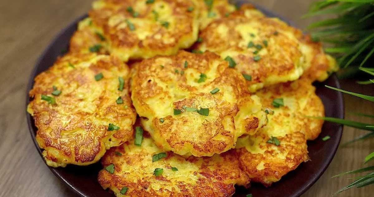 Clătite crocante de cartofi cu brânză și usturoi: Rețetă simplă