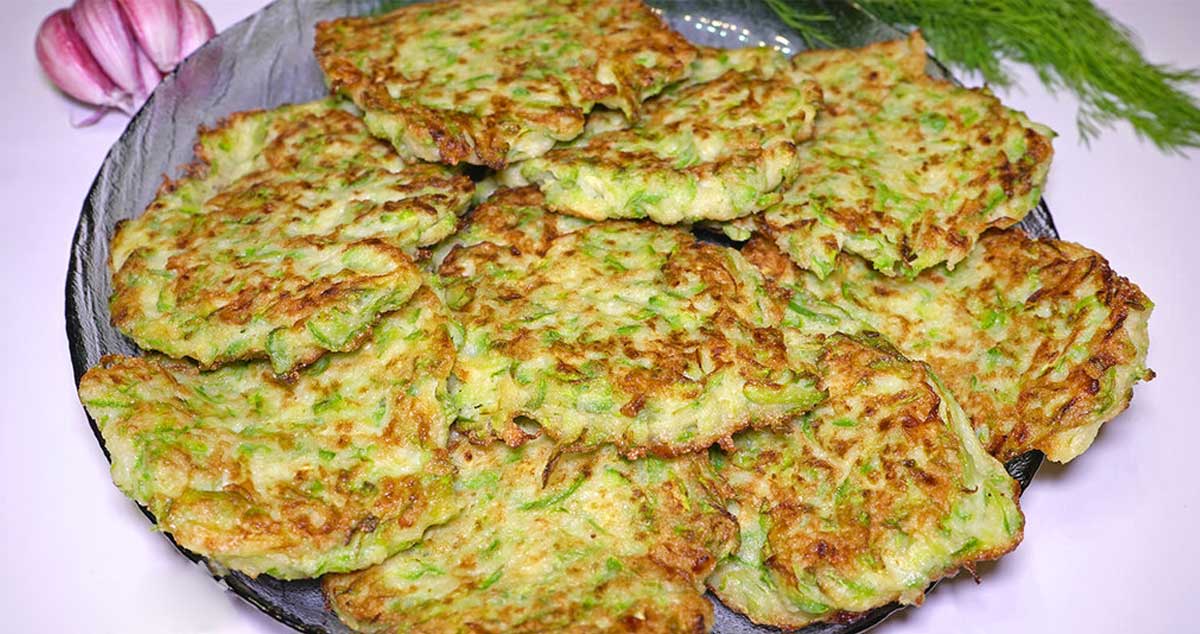 Clătite din dovlecei cu griș: pufoase