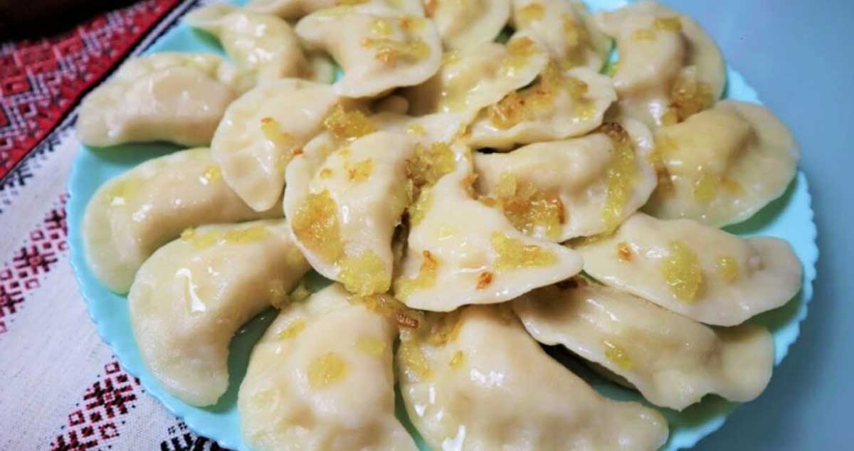 Colțunașii copilăriei – cu umplutură de cartofi. Un preparat care aduce multă nostalgie!