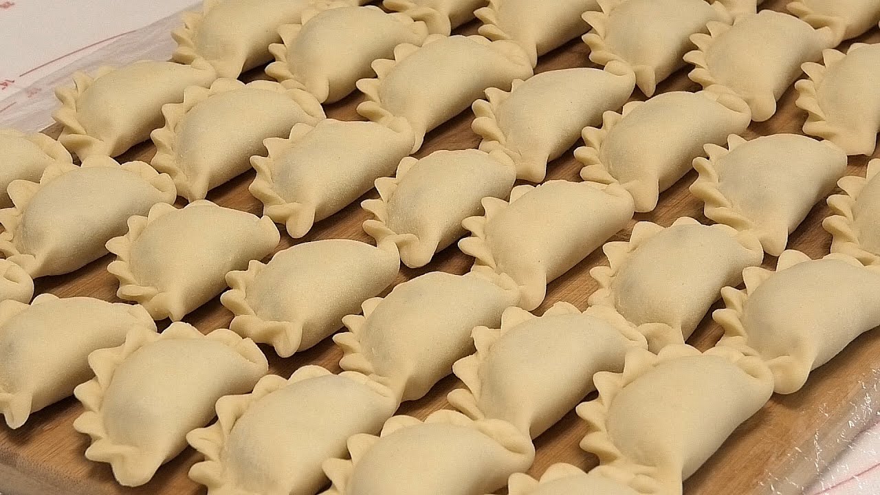 Așa faci cel mai bun aluat pentru colțunași! Ai nevoie doar de 4 ingrediente