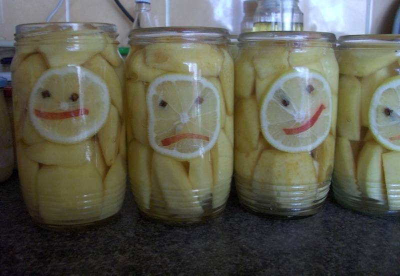 Compot de gutui în borcane vesele și triste. O rețetă inedită.