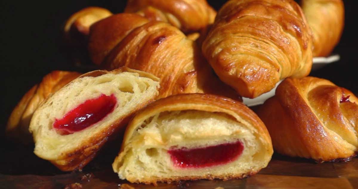 Cornulețe de CASĂ  - Sunt atât de GUSTOASE și MOI! Le poți umple cu orice dorești