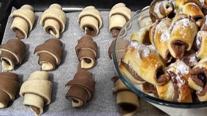 Cornulețe bicolore pufoase și gustoase – rețetă de post
