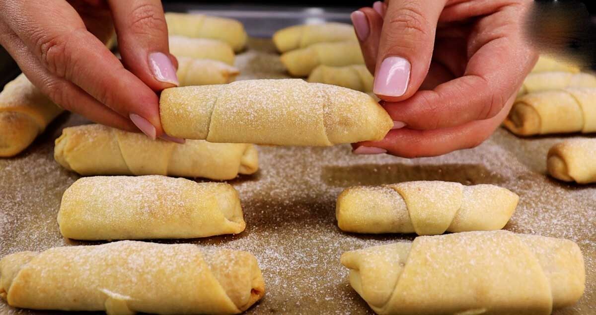 Cornulețe fragede umplute cu nucă măcintă – se topesc în gură