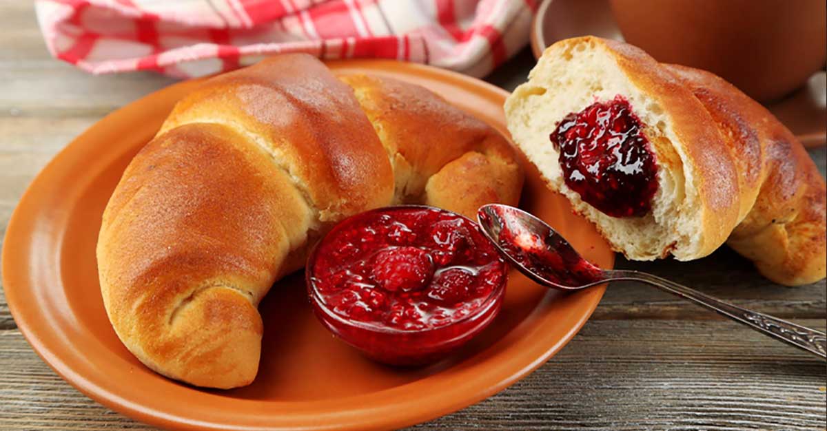 Cornulețe cu gem - sunt foarte pufoase și frăgezite cu unt