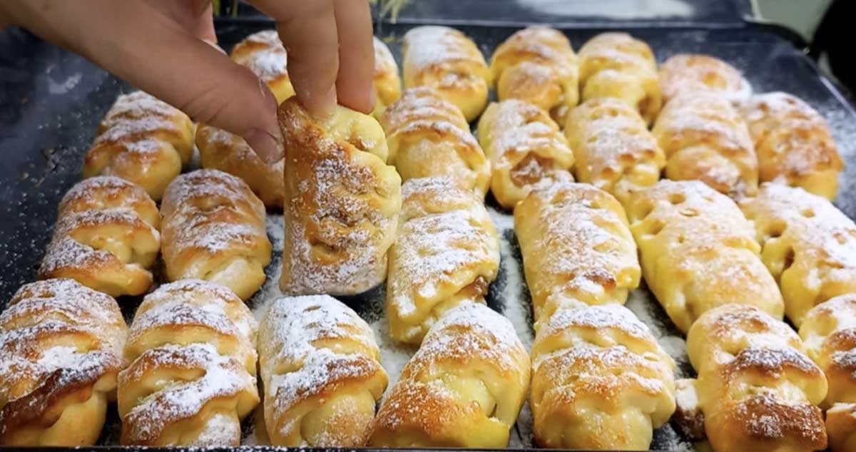 Cornulețe cu mere din aluat de brânză - dulci și pufoase