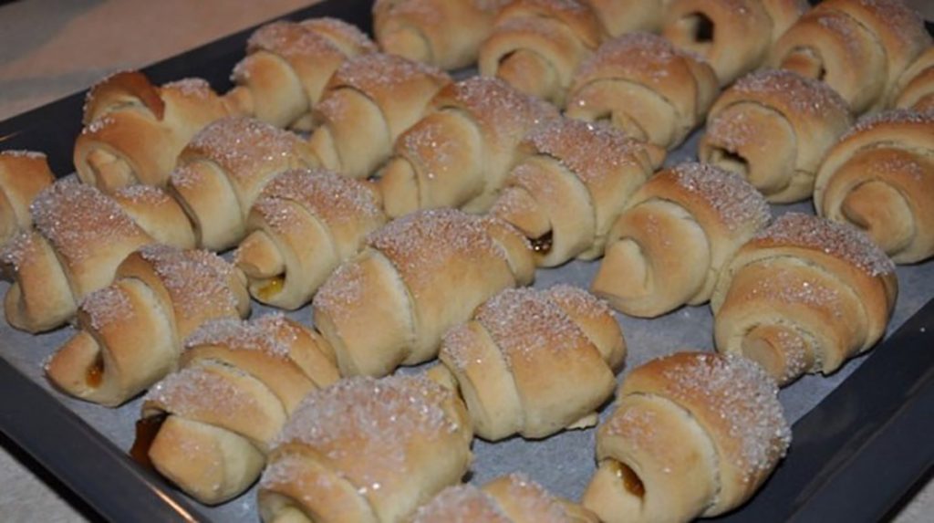Cornulețe fragede cu umplutură delicioasă la alegere