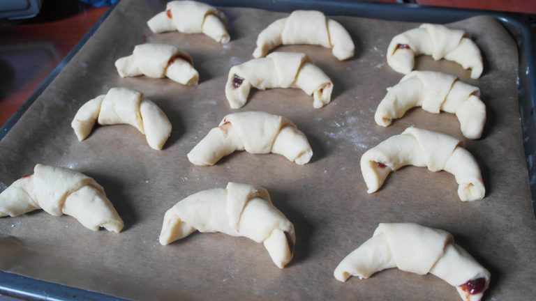 Croissante cu gem de prune - pufoase
