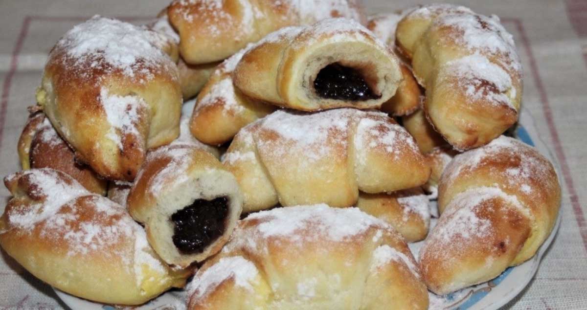 Cornuri pufoase umplute cu magiun de prune sau alt gem preferat