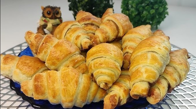 Cornulețe pufoase cu cremă de nucă: eu așa le umplu dar puteți folosi și gem