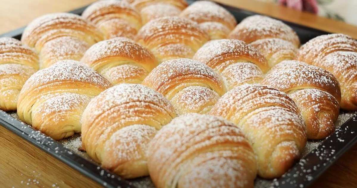 Cornuri fantastice făcute în casă cu umplutură de vanilie: Sunt chiar mai bune decât croissantele!