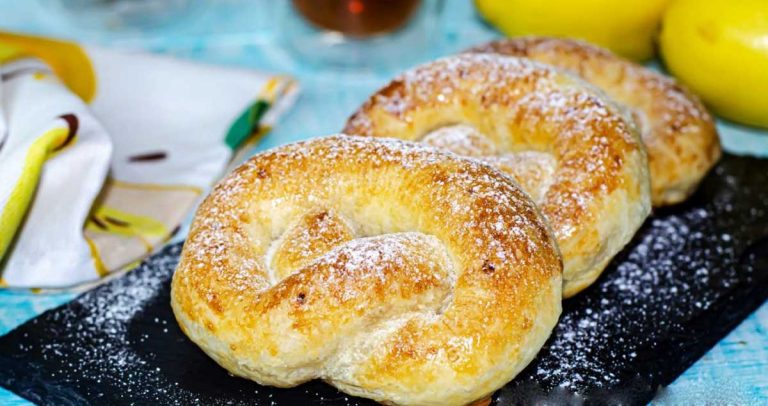 Covrigi pufoși cu umplutură de lămâie – un dulce inedit și delicios!