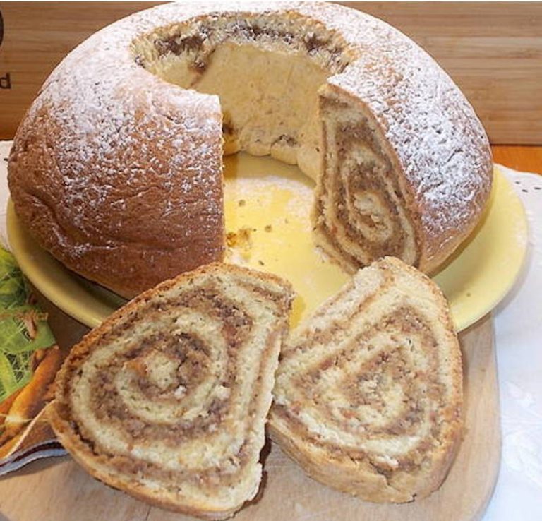 Cozonac rotund cu nucă și rom - desertul nelipsit de pe masa festivă