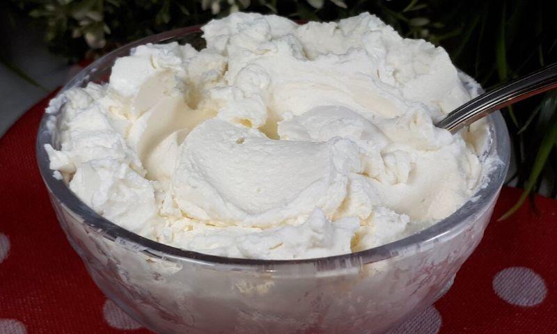 Cremă de brânză făcută acasă din kefir