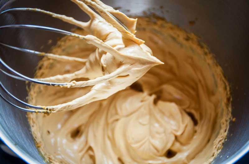 Cea mai gustoasă cremă de caramel făcută acasă pentru torturi sau prăjituri