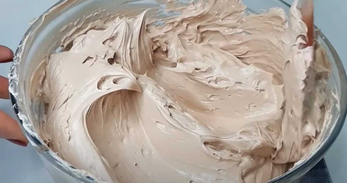 Cremă de unt pentru prăjituri și torturi: Preparați această cremă cu doar trei ingrediente și veți fi uimiți de cât de delicioasă este