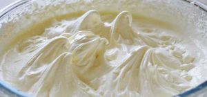 Crema ganache de ciocolată albă - perfectă pentru prăjituri și torturi