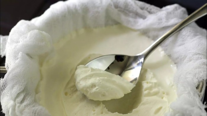 Cea mai simplă rețetă de cremă mascarpone - Ai nevoie doar de 1L smântână (nepasteurizată) și 3 linguri de suc de lămâie
