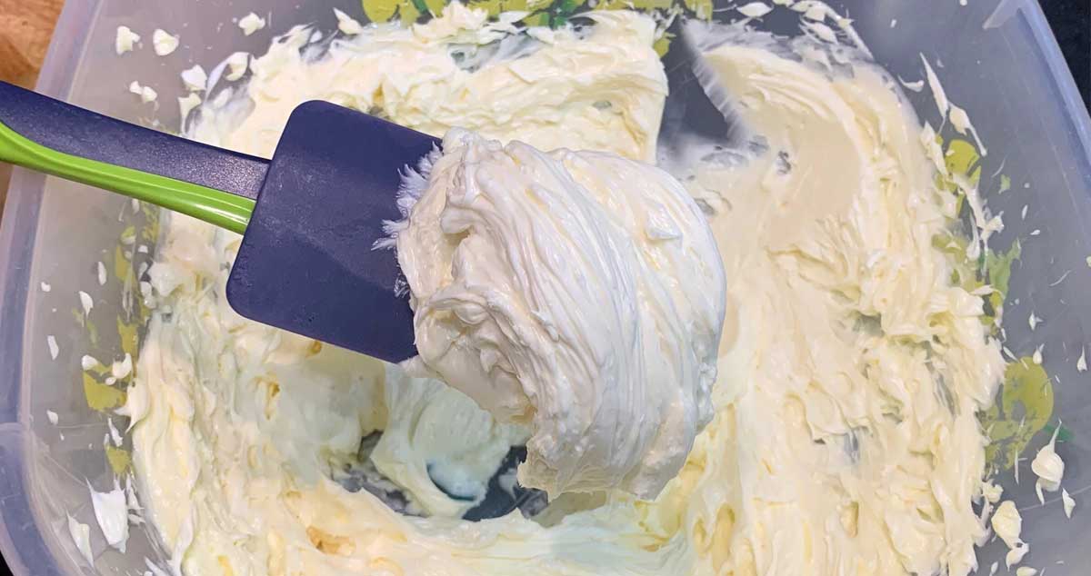 Cremă fină și pufoasă – perfectă pentru eclere și prăjituri + rețeta de aluat pentru eclere