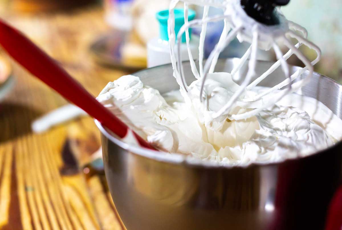 Cremă pentru decorarea prăjiturilor - Potrivită la orice tip de prăjituri