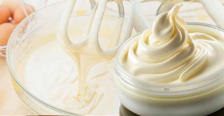 Crema noastră SECRETĂ din Smântână Dulce!    Transformă-ți Deserturile în Delicii Divine ✨