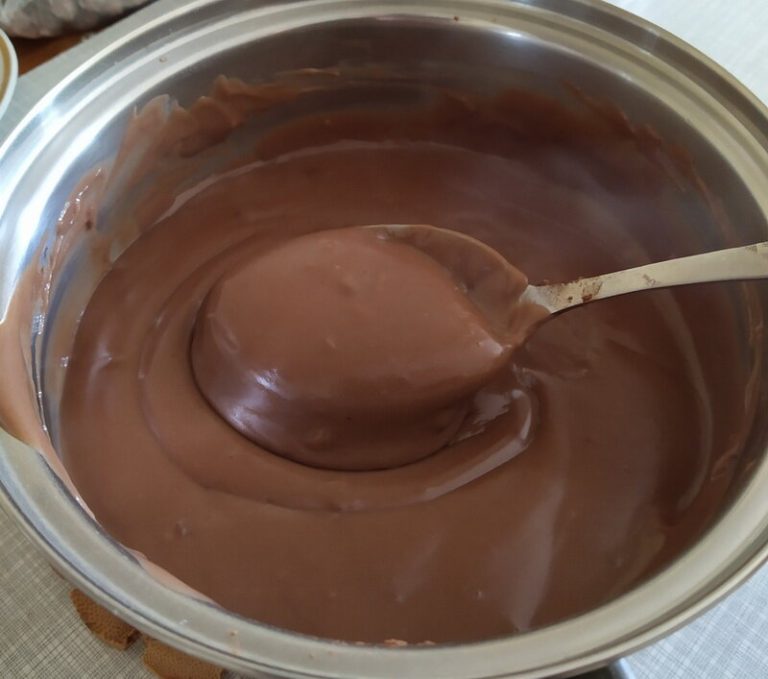 Cremă rapidă de ciocolată pentru torturi